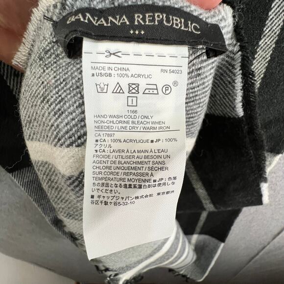 Banana Republic 100% ACRYLIC Women's Black Plaid Scarves Multi Color - Picture 3 of 6
